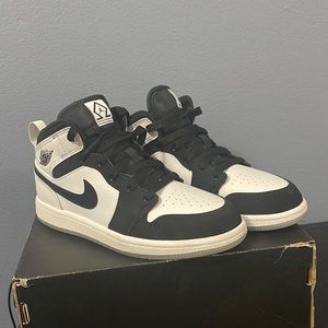JORDAN 1 MID SE (PS)
